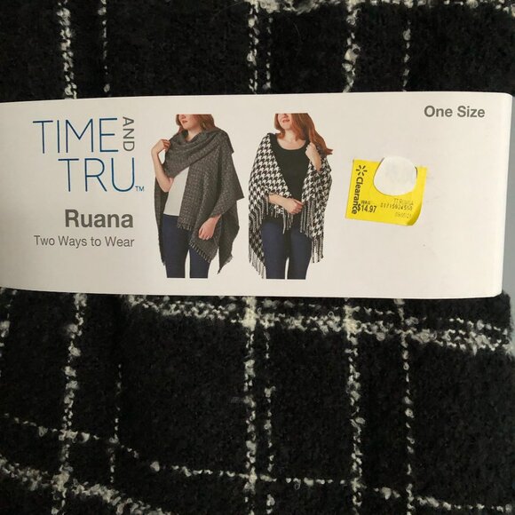 Time & Tru Ruana black and white houndstooth scarf/wrap with fringe - Picture 2 of 4